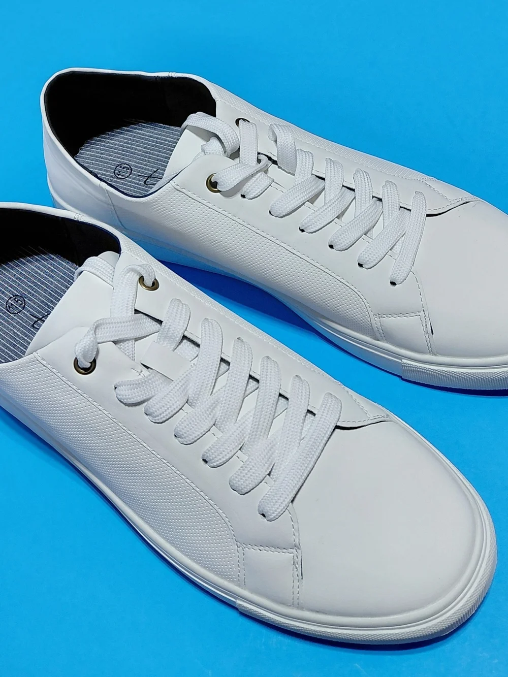TOECAP Men’s White Lace-Up Sneakers Size 11.5